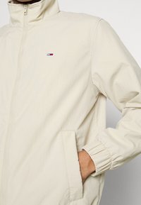 Tommy Jeans Tunn jacka - sand