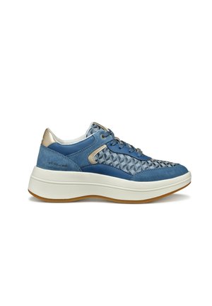 Baskets en daim bleu et mesh avec un motif géométrique, semelle intermédiaire blanche et semelle en caoutchouc marron. Comprend des lacets bleus et des accents métalliques.