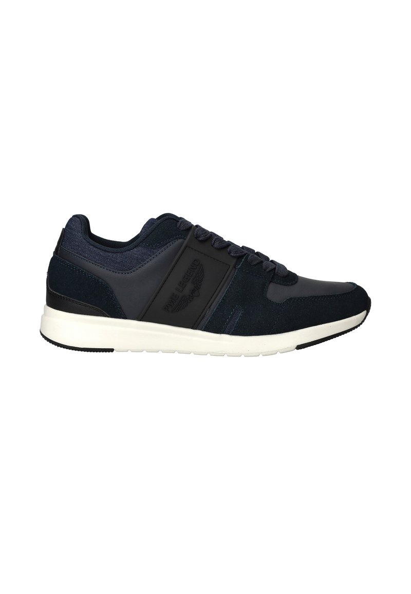 Marine sneakers met een mix van gladde en gestructureerde materialen, voorzien van een zwart accentpaneel, vetersluiting en een witte rubberen zool.