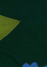 Calzini verdi con un motivo a maglia testurizzato, decorati da un motivo triangolare giallo e da una nuvola blu vicino alla parte inferiore.