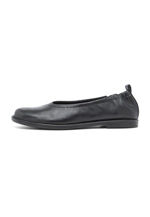 Zwarte leren dames flat balletk schoen met ronde neus en lage hak, zijaanzicht op een witte achtergrond.