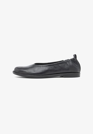 Zwarte leren dames flat balletk schoen met ronde neus en lage hak, zijaanzicht op een witte achtergrond.
