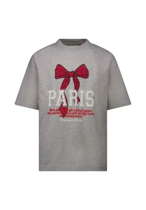 Grijs T-shirt met korte mouwen met een rode strikafbeelding en het woord "PARIS" in wit, met extra tekst eronder in een kleiner lettertype.
