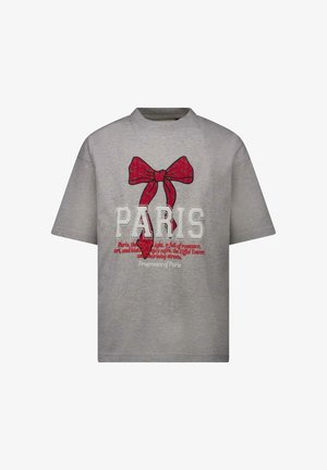 Grijs T-shirt met korte mouwen met een rode strikafbeelding en het woord "PARIS" in wit, met extra tekst eronder in een kleiner lettertype.