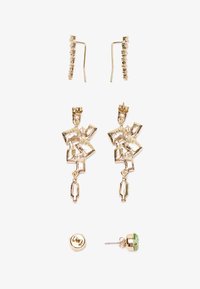 Gouden oorbellen set met een textuurontwerp, twee hangoorbellen met hoekige vormen en een paar studs met groene accenten.