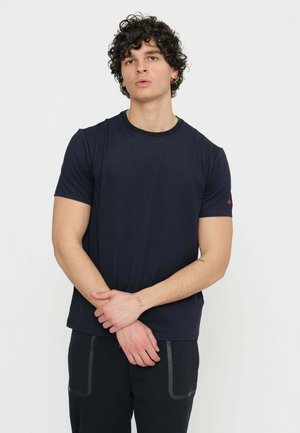 T-shirt blu navy a maniche corte realizzato in morbido tessuto con scollatura rotonda e un piccolo logo rosso sulla manica sinistra.