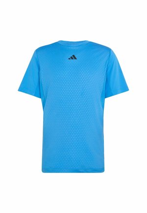 Jasnoniebieski sportowy t-shirt z teksturowanym wzorem, okrągłym dekoltem, krótkimi rękawami i czarnym logo na górnej części pleców.