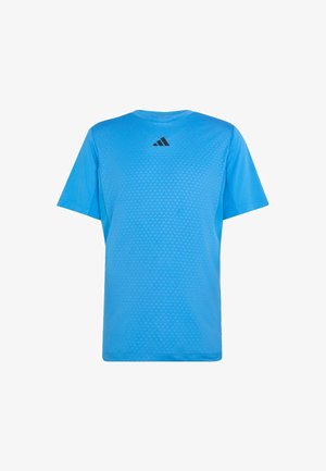 Jasnoniebieski sportowy t-shirt z teksturowanym wzorem, okrągłym dekoltem, krótkimi rękawami i czarnym logo na górnej części pleców.