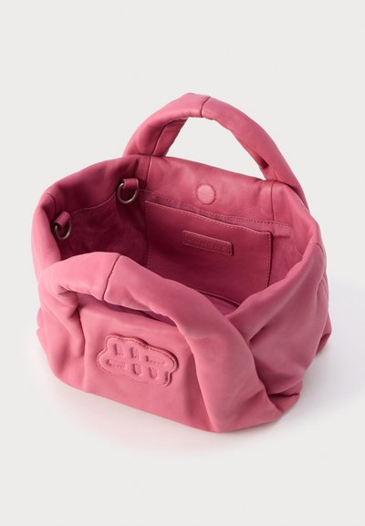 Ροζ απαλό δερμάτινο τσαντάκι με χοντρές λαβές, ανοιχτή κορυφή, εσωτερική τσέπη και κεντητό διακοσμητικό έμβλημα στο μπροστινό μέρος.