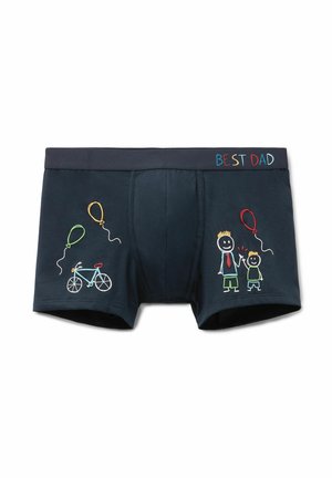 Dunkelblaue Boxershorts mit bunten Zeichnungen eines Mannes und eines Kindes, die Händchen halten, Ballons, einem Fahrrad und dem Schriftzug "BEST DAD" am Bund.