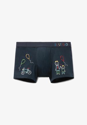 Dunkelblaue Boxershorts mit bunten Zeichnungen eines Mannes und eines Kindes, die Händchen halten, Ballons, einem Fahrrad und dem Schriftzug "BEST DAD" am Bund.