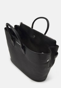 Černá kožená taška přes rameno s dvojitými uchy a zipovým uzávěrem. Má hladkou texturu a kovové akcenty. Otevřený pohled na vnitřek.