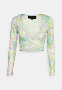Top curto de mangas longas em um tecido leve e transparente, apresentando um padrão floral e abstrato em tons pastel de rosa, verde e azul.