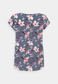 Blusa de estampado floral en azul oscuro, hecha de tela ligera, con flores rosas y mariposas, un cuello redondeado y mangas cortas.