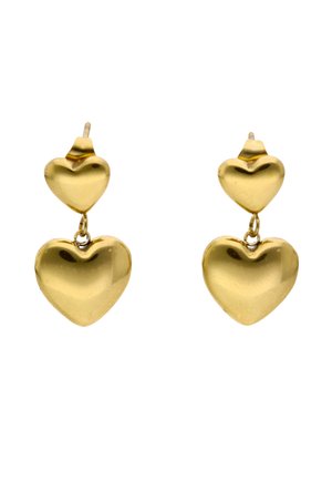 Øreringe i guldfarve med to sammenkoblede polerede hjerteformer, mindre øverst og større hængende nedenfor, til gennemhullede ører.