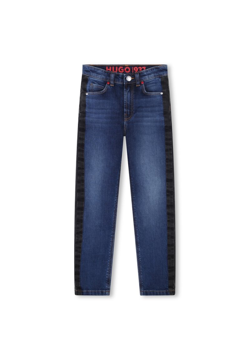 Dunkelblaue Jeans aus Denim mit schwarzen Seitenpaneelen, schlanke Passform, fünf Taschen und roten "HUGO 1993"-Details am Bund.
