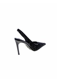 Scarpa nera con tacco alto e cinturino alla caviglia, dalla punta affusolata, con texture borchiata e finitura lucida. Tacco a stiletto sottile ed elegante.