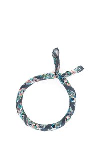 Bloemenpatroon stof haarband met een mix van groene, blauwe en roze kleuren, voorzien van een donkergrijs gedraaid ontwerp en een knoopdetail.