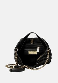 Borsa nera realizzata in tessuto strutturato con catena dorata e tracolla in pelle. Presenta una tasca interna con zip e un'etichetta con il marchio.