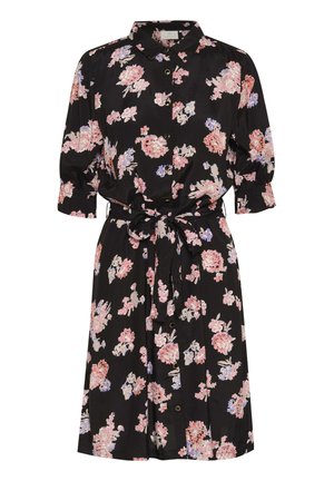 Juodas suknelė su rožių raštu, kuriame dominuoja rožinė ir mėlyna spalvos, su apykakle, trumpomis pūstomis rankovėmis ir rišamu diržu juosmens vietoje.