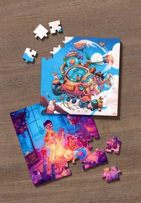 Bunte Puzzlestücke mit cartoonhaften Illustrationen von Charakteren und Szenen, in lebhaftem Blau, Pink und detaillierten Designs.