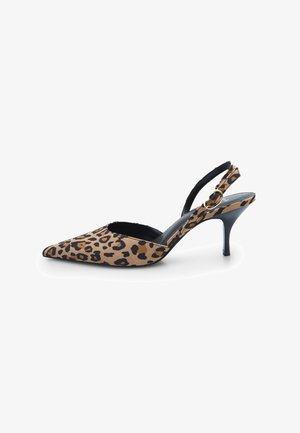 Fekete macskács sarkú, arany csatos, hegyes orrú leopárdmintás slingback pump fehér háttérrel.