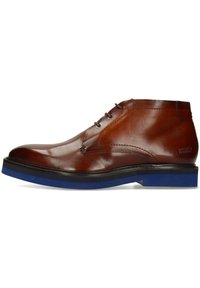 Botas de tobillo de cuero marrón con un acabado suave, que cuentan con una suela azul, cordones en la parte delantera y acentos de costura mínimos.