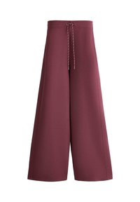 Pantaloni maro-vișinii cu croială largă, talie înaltă și șnur de strângere în față.