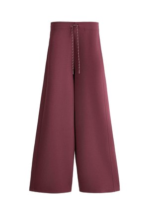 Wijdvallende bordeauxrode broek met hoge taille en een aantrekkoordje aan de voorkant.