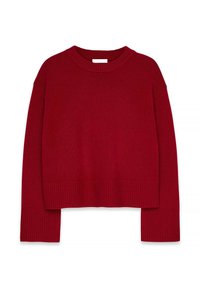 Maglione rosso lavorato a maglia con scollo rotondo, spalle cadenti e polsini e orlo a coste. Il tessuto appare morbido e strutturato.