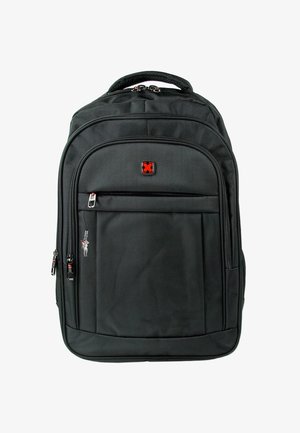 Zwarte rugzak van gestructureerde stof, met meerdere ritsvakken, verstevigde handvatten en een rood logo aan de voorkant. Compact, gestructureerd ontwerp.