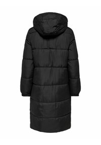 Manteau rembourré noir avec capuche, présentant un design matelassé, des manches longues et une coupe droite. Tissu lisse avec une texture légère.