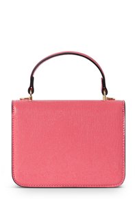 Bolso de mano texturizado rosa con forma estructurada, asa redondeada en la parte superior y acentos de hardware en tono dorado. Los bordes están ribeteados en negro.
