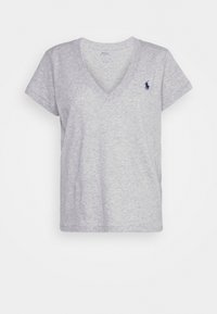 Camiseta de algodón de color gris claro con escote en V y mangas cortas. Presenta un pequeño logo azul en el lado izquierdo del pecho. Textura suave y diseño casual.