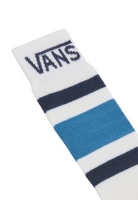 Randig strumpa med vit bas och horisontella ränder i marinblått och teal, märkt med "VANS" i mörk marinblått på mudden. Material i bomullsblandning.