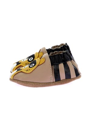 Chaussures en cuir pour tout-petits avec un corps beige, des accents rayés noirs et beige, et des visages de lion brodés sur les orteils. Semelles souples pour le confort.