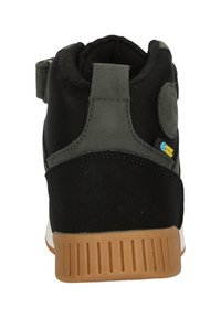 Sorte og grå høj-top sneakers fremstillet i ruskind, mesh og gummi. De har en struktureret sål og en velcrorem ved anklen.