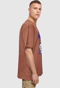 Merchcode BACKSTREET BOYS LARGER THAN LIFE RECOLOR HEAVY OVERSIZE  - T-shirt imprimé - bark