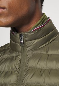 Tommy Hilfiger PACKABLE VEST - Bodywarmer - army green
