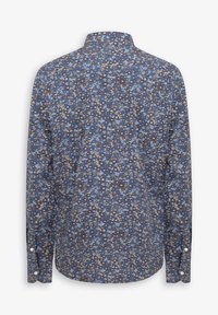 Pitkähihaista puseroa sinisestä kankaasta, jossa on kukkakuvio ruskeilla, valkoisilla ja sinisillä yksityiskohdilla. Klassinen kaulus ja nappikiinnityksellä varustetut hihansuut.