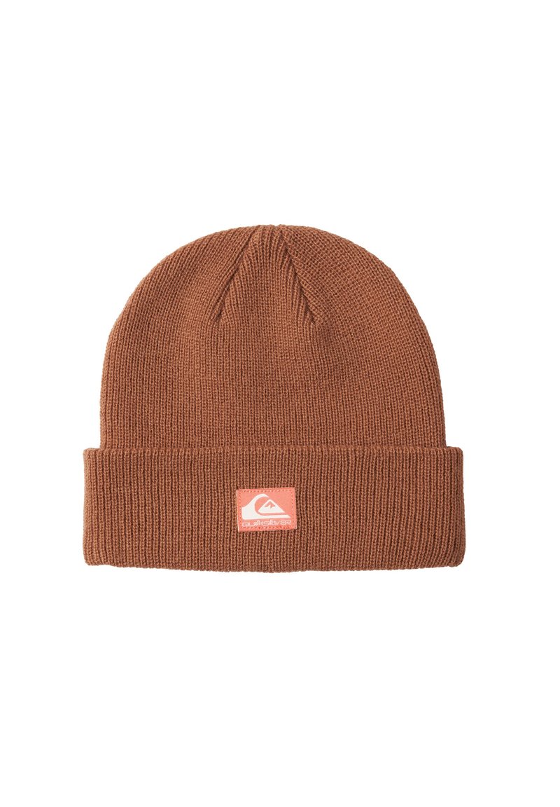 Bonnet en tricot marron avec un revers, présentant une petite étiquette de marque rose et blanche sur le côté, surface côtelée texturée.