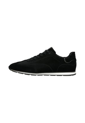 Baskets en daim noir à lacets avec profil bas, bande blanche sur la semelle intermédiaire et semelle extérieure en caoutchouc noir crantée, vue latérale.