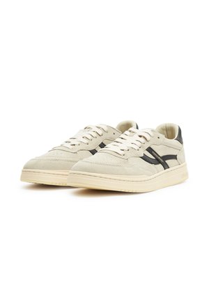 Beige Wildlederschuhe mit schwarzen Akzenten, runde Zehenpartie, Schnürung vorn und strukturierten Sohlen. Verfügt über einen gepolsterten Kragen und eine gepolsterte Zunge für zusätzlichen Komfort.