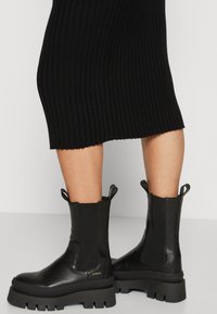 ONLY Carmakoma CARFIA SKIRT - Ozko oprijeto krilo - black