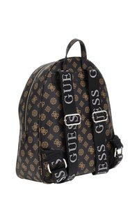 Zaino nero con superficie texture caratterizzato da un motivo logo dorato, due spallacci regolabili, una chiusura con zip e dettagli in metallo.