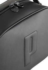 Borsa in pelle nera con design arrotondato, caratterizzata da un logo 'P' cucito, doppi cursori della cerniera in argento e una finitura liscia e satinata.