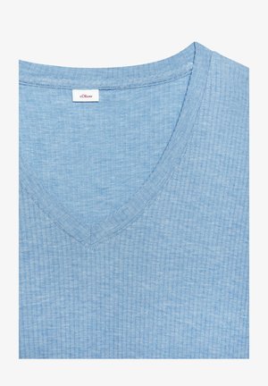 Maglietta azzurro chiaro a coste con scollatura a V, cuciture visibili e piccolo etichetta bianca con testo rosso nella parte posteriore all'interno del collo.