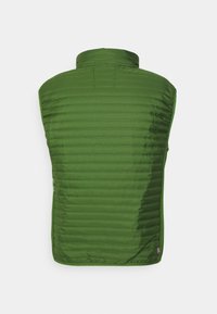 Zelená prošívaná vesta s vertikálním prošíváním, vysokým límcem a hladkým, texturovaným povrchem. Obsahuje logo jako zdobení na lemu.