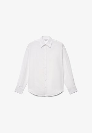 Chemise blanche à manches longues avec col pointu et poignets boutonnés, présentée à plat sur un fond blanc.