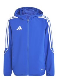 Blauwe sportjack met een ritssluiting aan de voorkant, capuchon en een wit drie-strepen ontwerp op de schouders. Gladde stof en elastische manchetten. Logo op de borst.